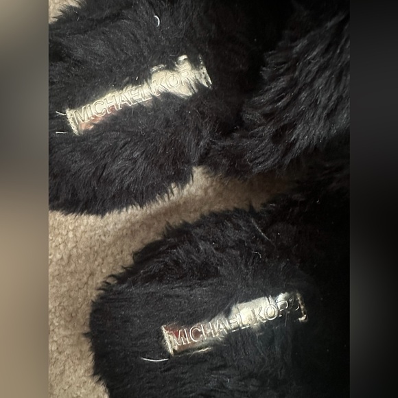 Michael Kors Slippers -Authentic - Picture 2 of 3